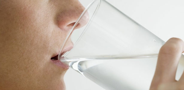 Beber dois copos de água antes da refeição ajuda a emagrecer