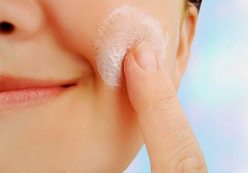Esfoliação: aplicando creme no rosto